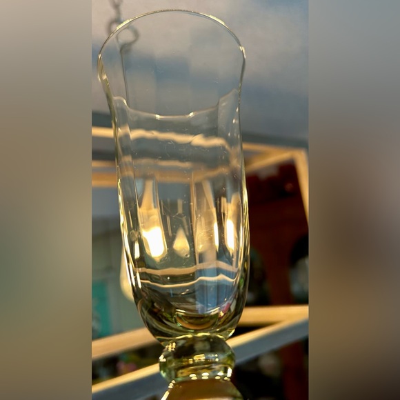 Set of 4 vintage, green glass, champagne flutes. 9.25” - Picture 6 of 14